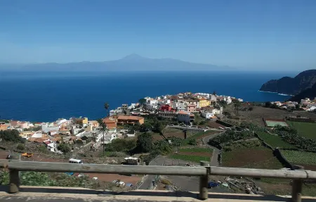 Imagen destacada para el artículo: Qué Ver en Agulo: El Bombón Verde de La Gomera con Vistas al Teide