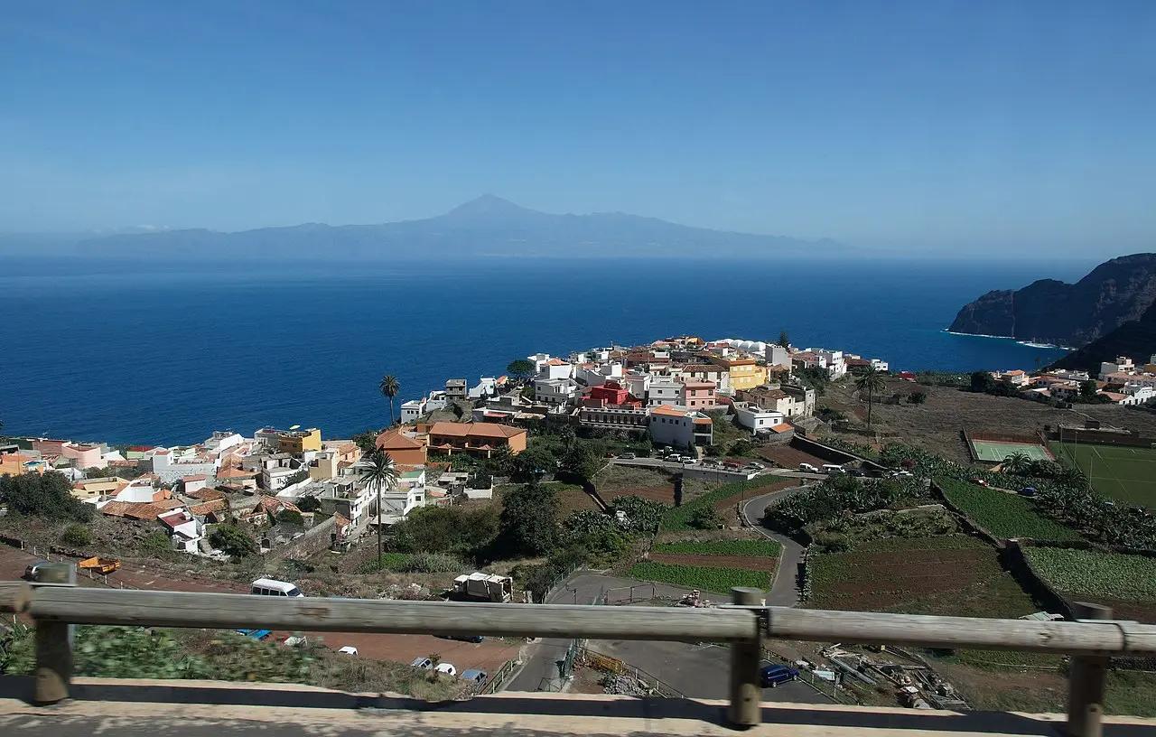 Imagen destacada del artículo: Qué Ver en Agulo: El Bombón Verde de La Gomera con Vistas al Teide