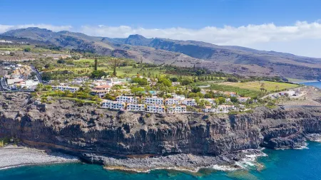 Imagen destacada para el artículo: Qué ver en Alajeró: Acantilados, Playas y Tradición en el Corazón del Sur