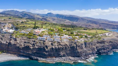Imagen destacada para el artículo: Qué ver en Alajeró: Acantilados, Playas y Tradición en el Corazón del Sur