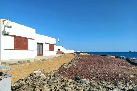 Imagen destacada para el artículo: Dónde Dormir en La Graciosa: Apartamentos, Casas y Camping