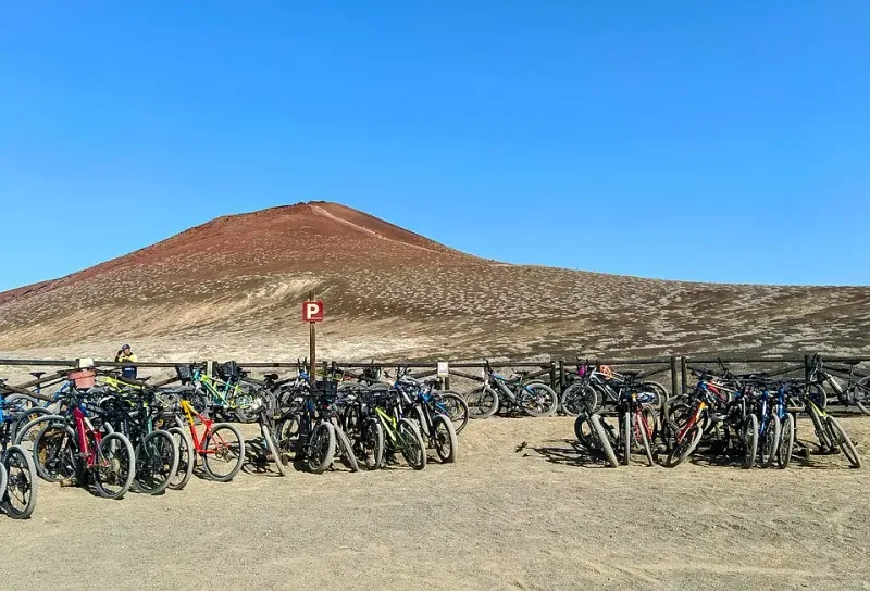 Imagen de Varias bicicletas de montaña aparcadas para alquilar en Caleta de Sebo