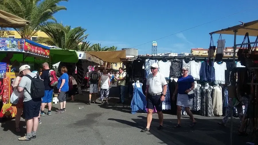 Puestos variados con frutas, artesanía y ropa en el mercadillo semanal de Arguineguín