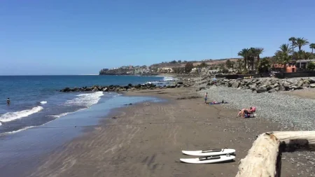 Imagen destacada para el artículo: Playa Bahía Feliz: Donde el Viento Te Sonríe