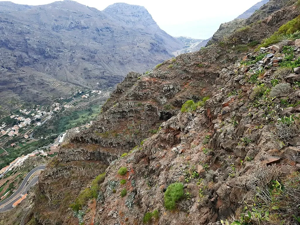 Senderista caminando por el cauce pedregoso del Barranco de Arure, La Gomera