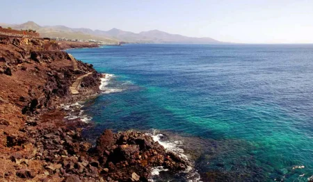 Imagen destacada para el artículo: Playa Barranco del Quíquere: El Refugio Nudista que Debes Conocer en Lanzarote