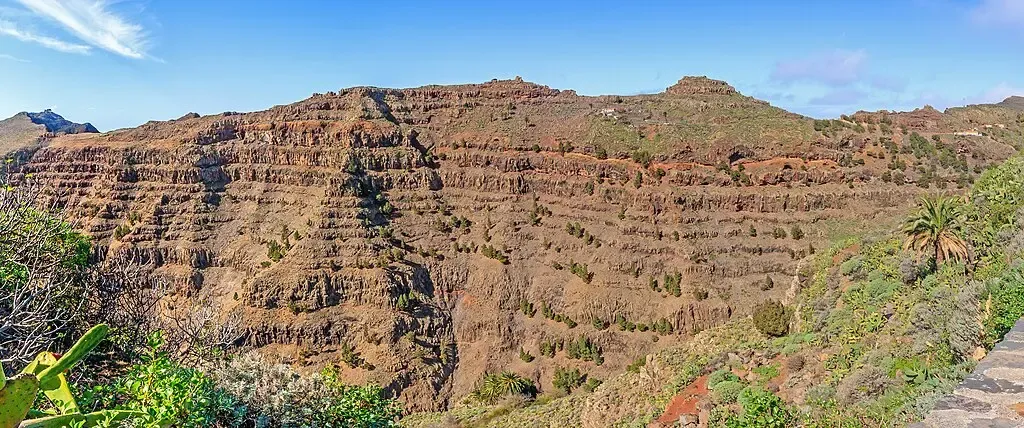Impresionante vista de los profundos barrancos y valles verdes de La Gomera, Islas Canarias.
