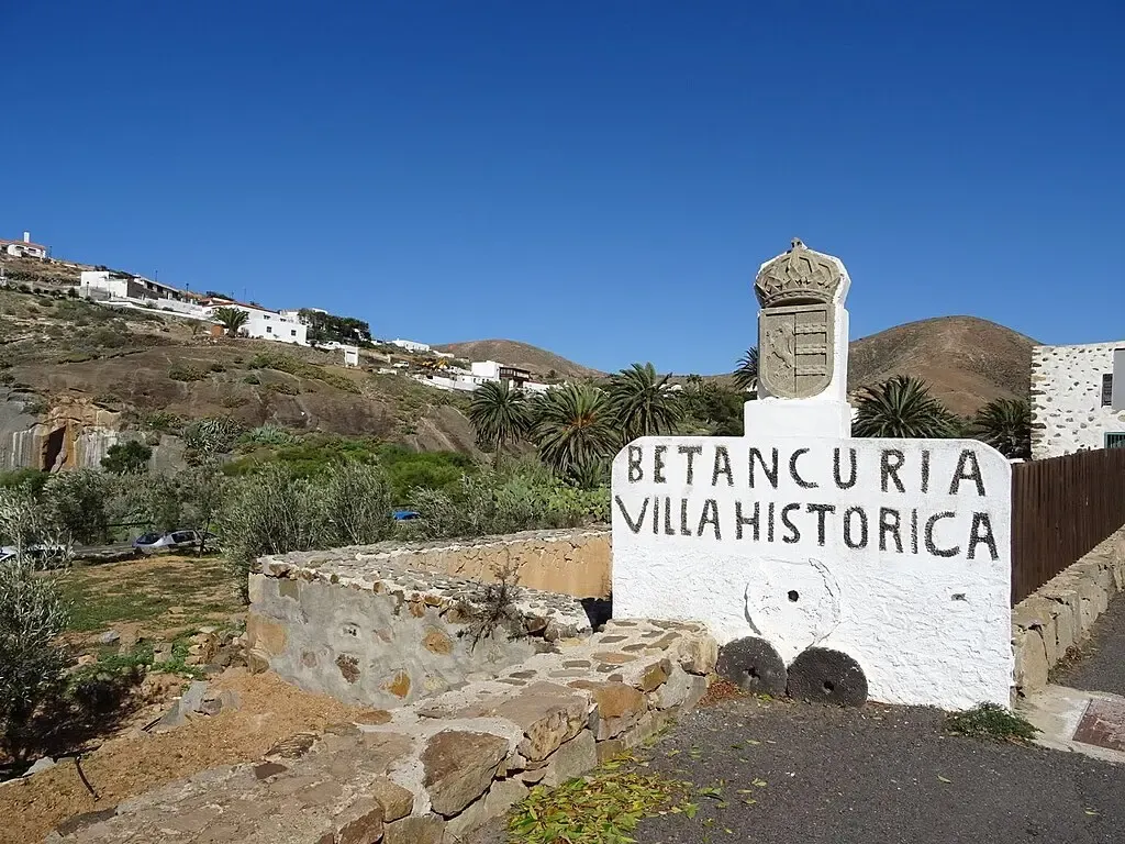 Vista del pueblo blanco de Betancuria enclavado en un valle verde, Fuerteventura