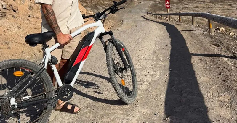 Imagen de Detalle de una bicicleta eléctrica aparcada en un paisaje de La Graciosa