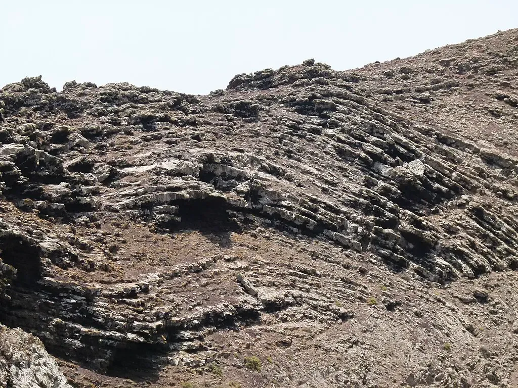 Vista del cráter perfectamente circular del volcán Calderón Hondo en Fuerteventura