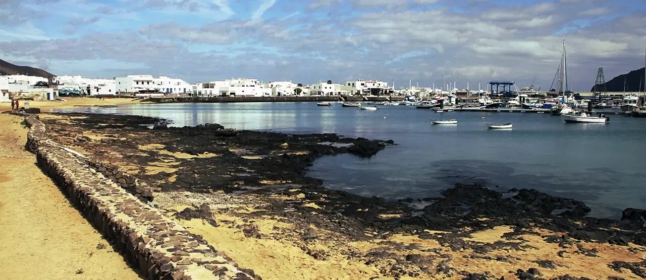 Imagen destacada del artículo: Caleta de Sebo: Tu primer abrazo en La Graciosa