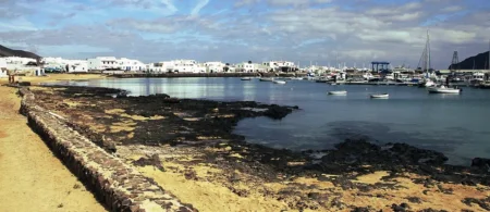 Imagen destacada para el artículo: Caleta de Sebo: Tu primer abrazo en La Graciosa