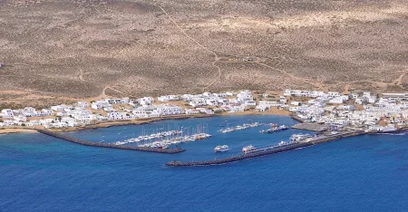 Imagen destacada para el artículo: Cómo Llegar a La Graciosa y Moverte por la Isla: Todo lo que Necesitas Saber