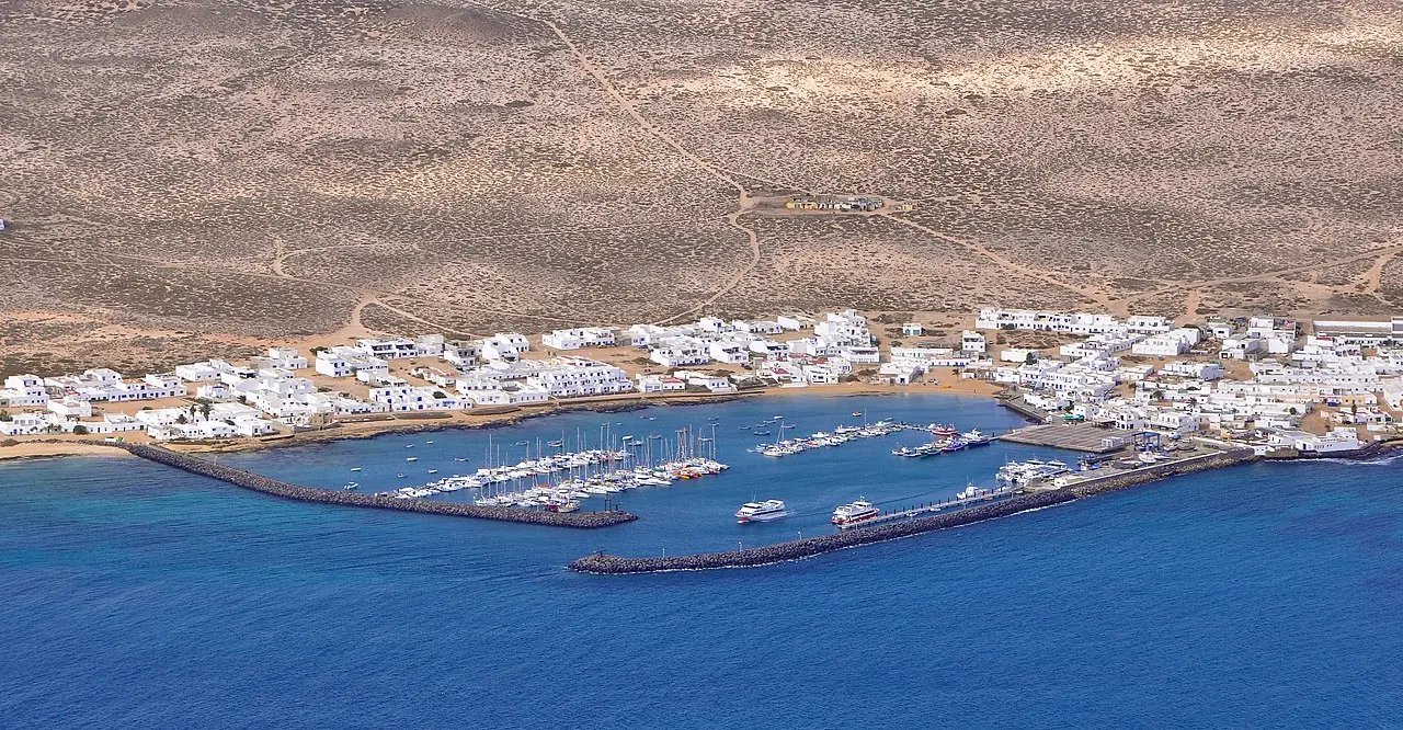 Imagen destacada del artículo: Cómo Llegar a La Graciosa y Moverte por la Isla: Todo lo que Necesitas Saber