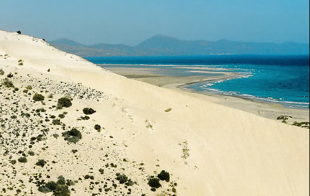 El Camino de los Presos serpenteando a través del paisaje de dunas de jable en Jandía