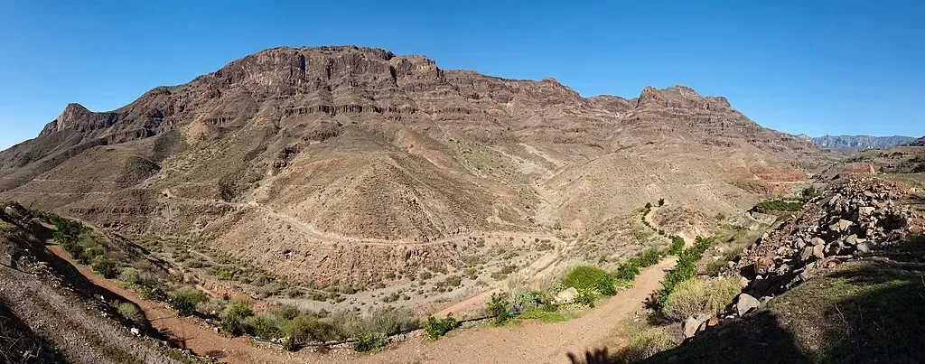 Vista panorámica del Barranco de Fataga con palmeras y casas blancas, Gran Canaria