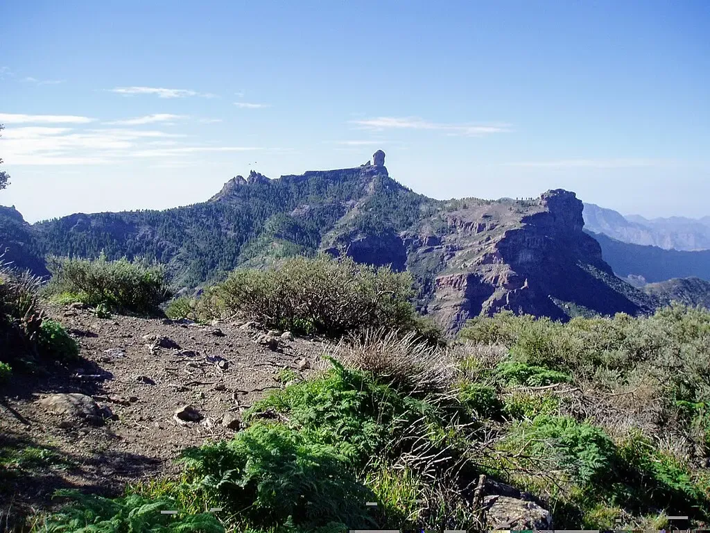 Peregrino en el Paso de la Plata con el Roque Nublo visible a lo lejos