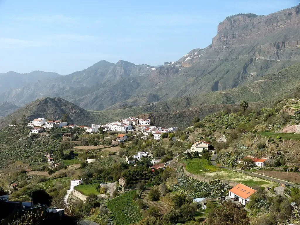 Vista del pueblo de Tejeda con casas blancas y el Roque Bentayga al fondo