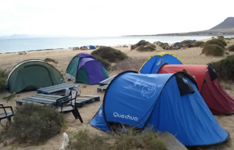 Tiendas de campaña montadas en la zona de acampada de Bahía del Salado, cerca de la playa