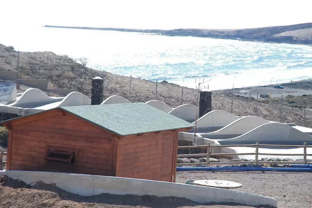 Vista aérea de Camping Playa de Vargas con caravanas y acceso al mar