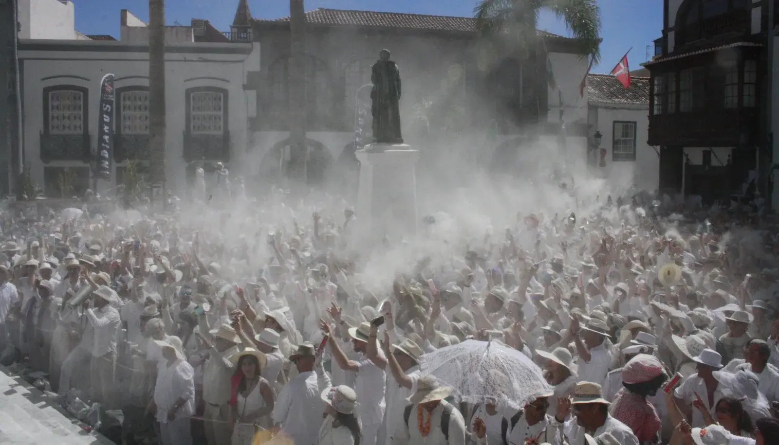 Imagen destacada del artículo: Carnaval de Los Indianos: Un Mar de Talco y Tradición en La Palma