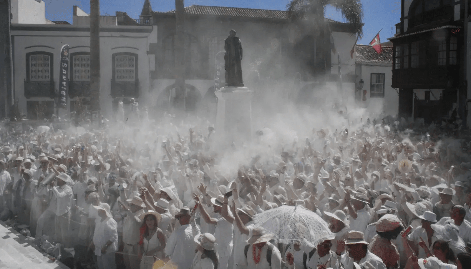 Imagen destacada del artículo: Carnaval de Los Indianos: Un Mar de Talco y Tradición en La Palma
