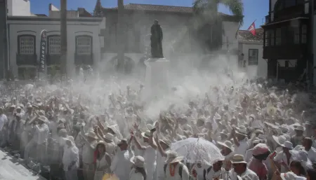 Imagen destacada para el artículo: Carnaval de Los Indianos: Un Mar de Talco y Tradición en La Palma