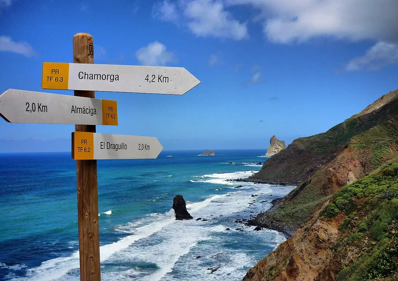 La carretera serpenteante que atraviesa el Macizo de Anaga con el océano de fondo