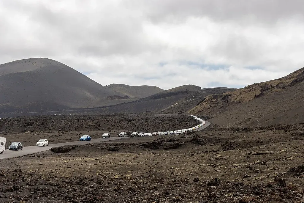 Carretera serpenteando a través del paisaje volcánico de Timanfaya