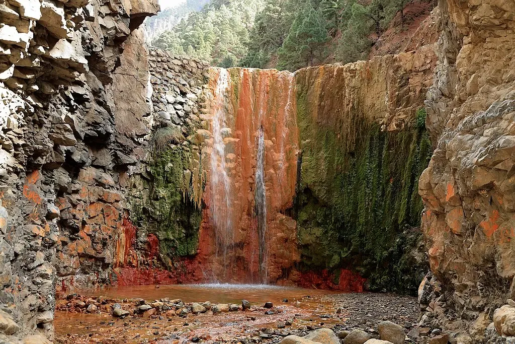 La Cascada de Colores dentro de la Caldera de Taburiente, La Palma.