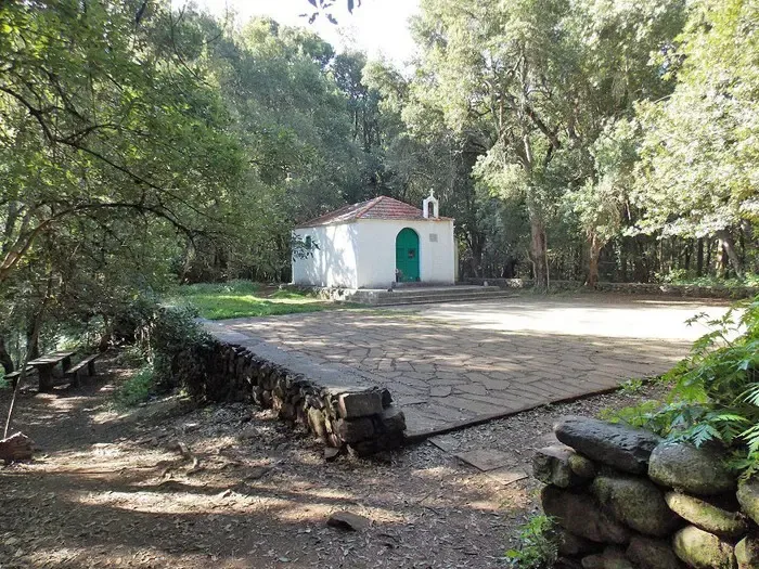 Vista del pequeño Caserío del Cedro rodeado por la exuberante laurisilva del Parque Nacional de Garajonay.
