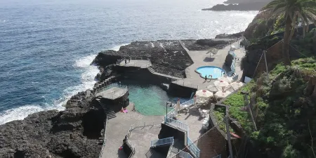 Imagen destacada para el artículo: Playa El Charco Azul: Piscinas Naturales de Ensueño en San Andrés y Sauces