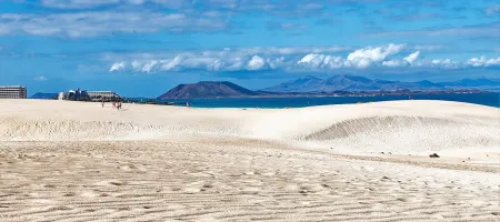 Imagen destacada para el artículo: Qué ver en Corralejo: El Encanto Majorero entre Dunas Doradas y Mar Turquesa