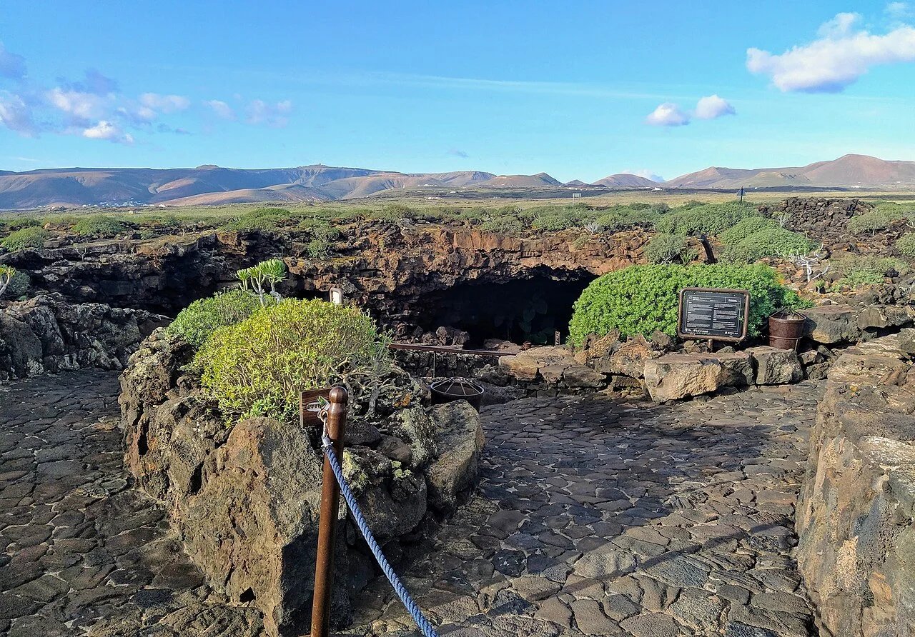 Imagen destacada del artículo: Descubre la Cueva de los Verdes: Un Mágico Viaje al Corazón Volcánico de Lanzarote
