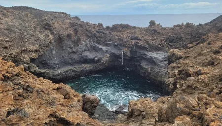 Imagen destacada para el artículo: Playa Cueva del Agua: Una Piscina Natural Secreta en Lanzarote