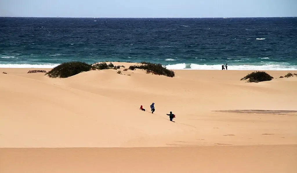 Extensas dunas de arena blanca encontrándose con el mar turquesa en las Dunas de Corralejo