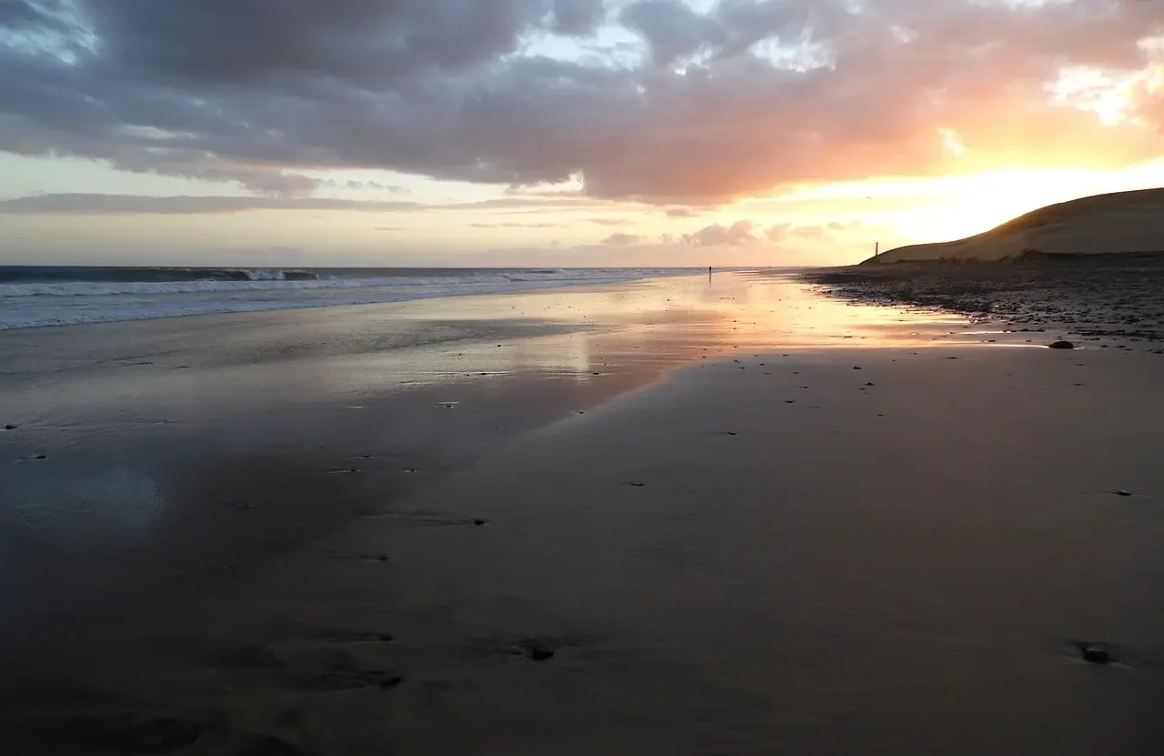 El interior de las Dunas de Maspalomas en Gran Canaria, con la arena modelada por el viento y sin gente.