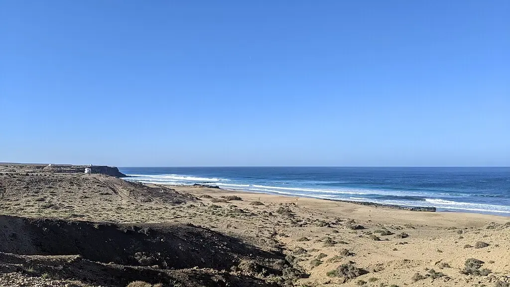 Surfistas disfrutando de las olas en la Playa del Castillo (Piedra Playa), El Cotillo
