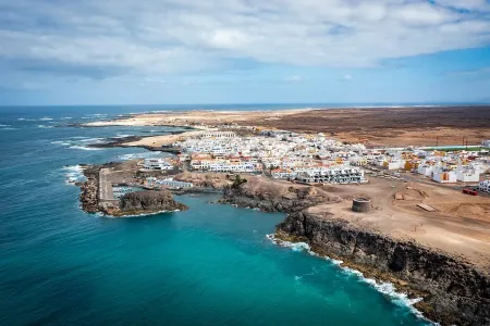 Imagen destacada para el artículo: Qué ver en El Cotillo: Un Mar de Encantos por Descubrir (Playas, Atardeceres y Esencia Majorera)