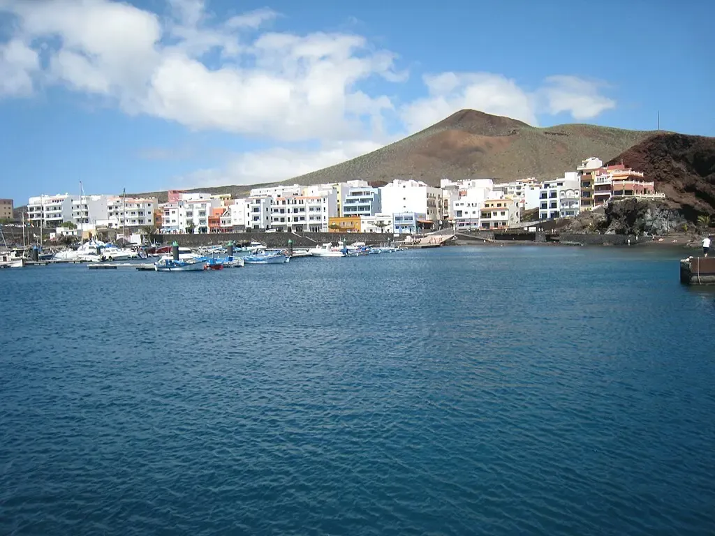 Buceador explorando los ricos fondos marinos de la Reserva Marina del Mar de las Calmas en La Restinga, El Hierro
