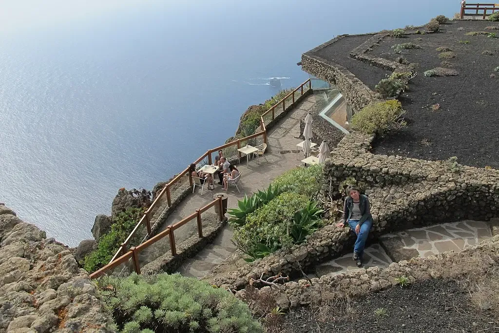 Vistas panorámicas del Valle de El Golfo desde el Mirador de La Peña, diseñado por César Manrique