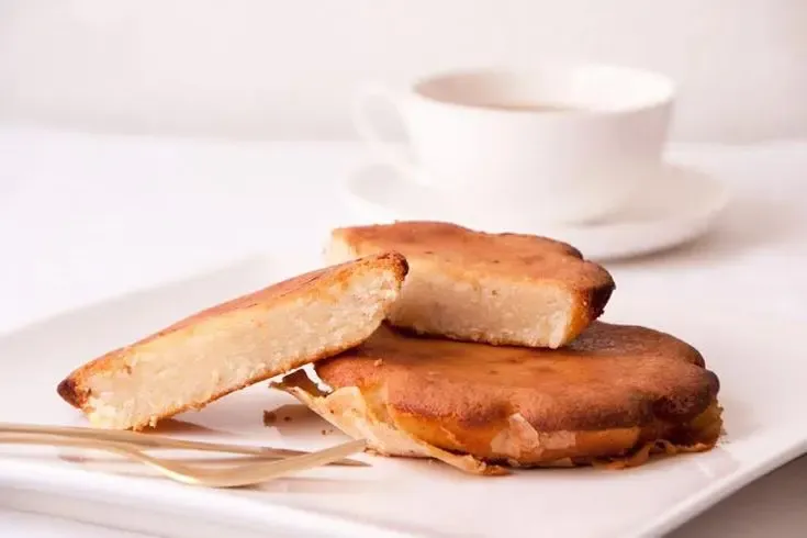 Primer plano de una quesadilla herreña recién hecha, postre típico de El Hierro