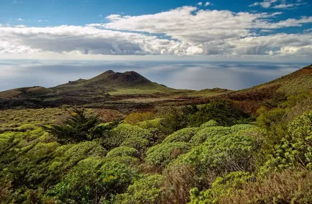 Imagen destacada para el artículo: El Hierro: Descubriendo la Esencia de la Isla del Meridiano