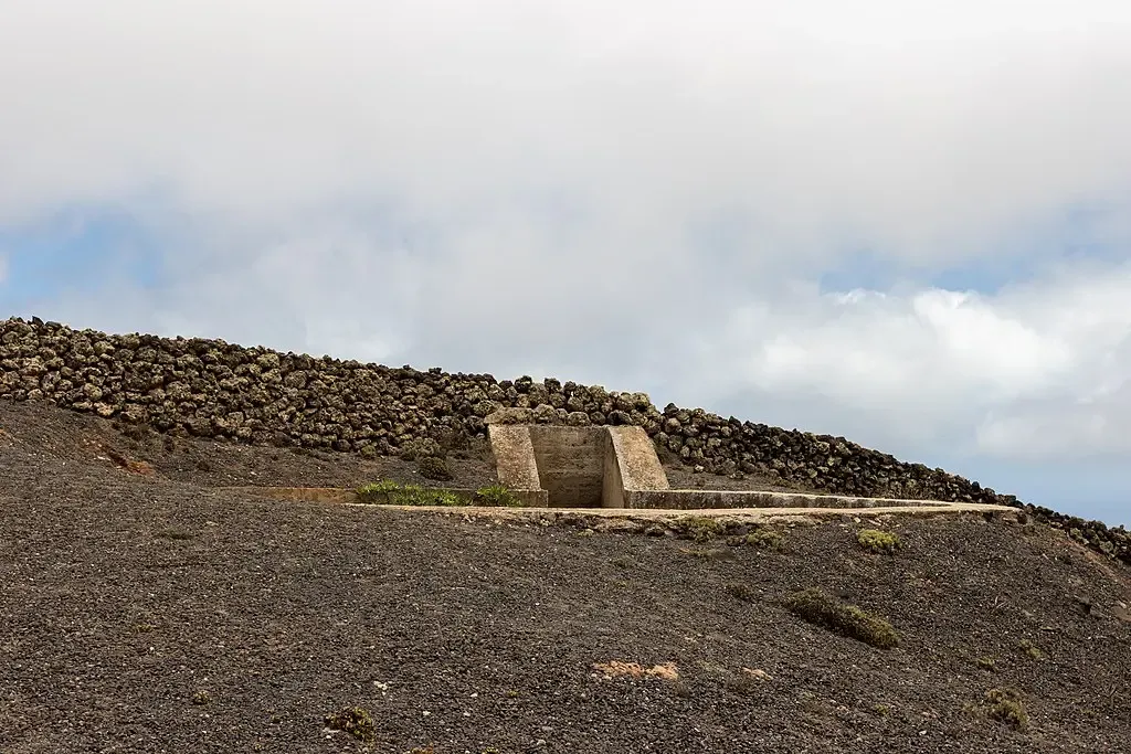 Vista exterior del Mirador del Río mostrando cómo se integra en la roca volcánica del acantilado.