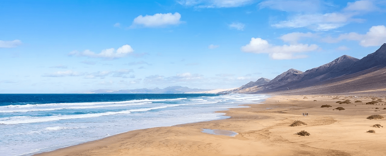 Imagen destacada del artículo: Fuerteventura en Autocaravana o Camper: Todo lo que Necesitas Saber para Acampar (y Pernoctar)