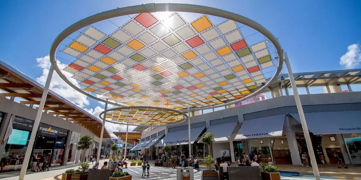 Vista aérea del Centro Comercial Alisios, mostrando su diseño abierto
