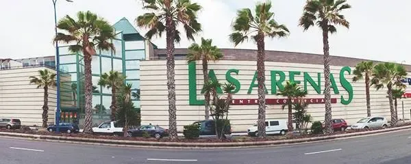 Exterior moderno del Centro Comercial Las Arenas en Las Palmas de Gran Canaria