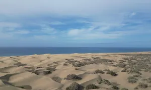 Imagen de Vista aérea de las Dunas de Maspalomas junto al mar azul