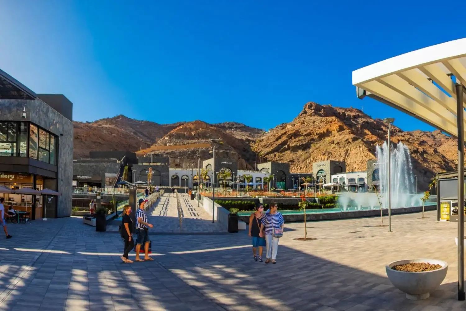 Fuente central del Mogan Mall en Puerto Rico, con tiendas alrededor