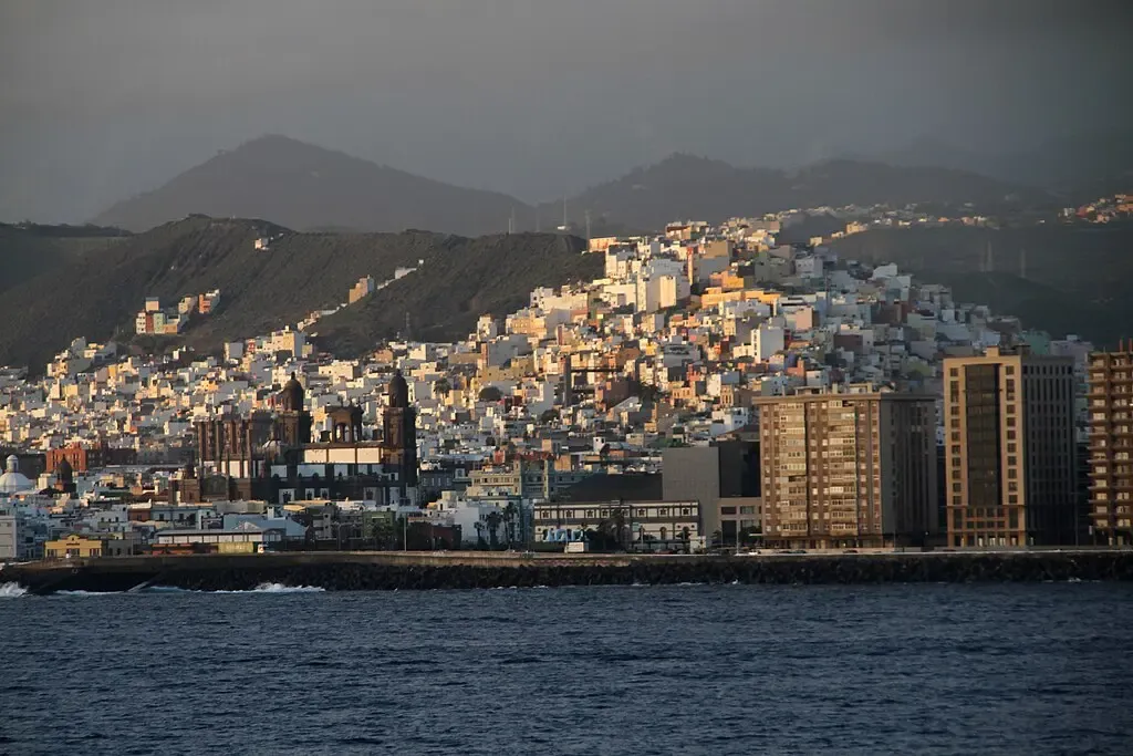 Montaje fotográfico mostrando el contraste entre el norte verde y el sur árido de Gran Canaria